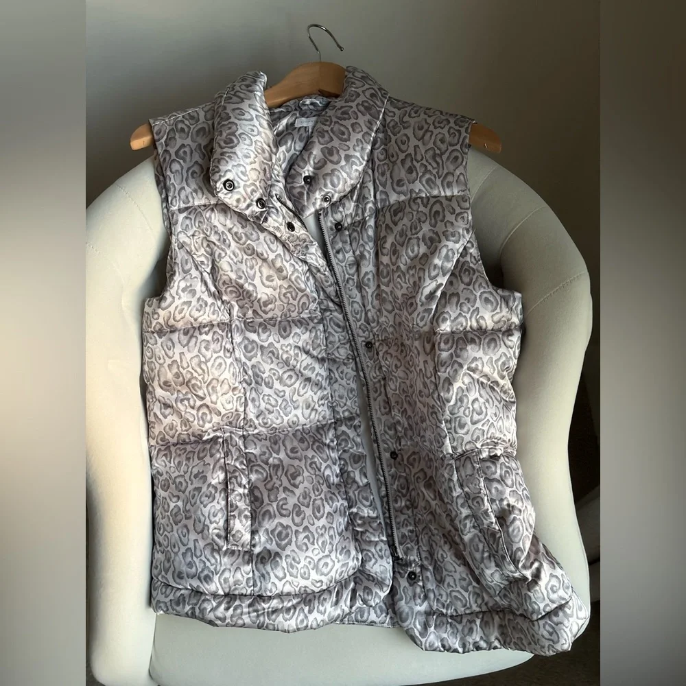 Charter Club Silver Snow Leopard Puffer Jacket XL – Sleeveless with Pockets - Picture 3 of 6